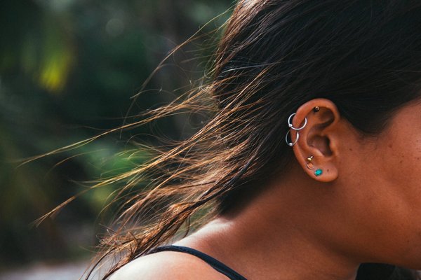 Comment choisir la taille et la forme du bijou de piercing à l'oreille ?